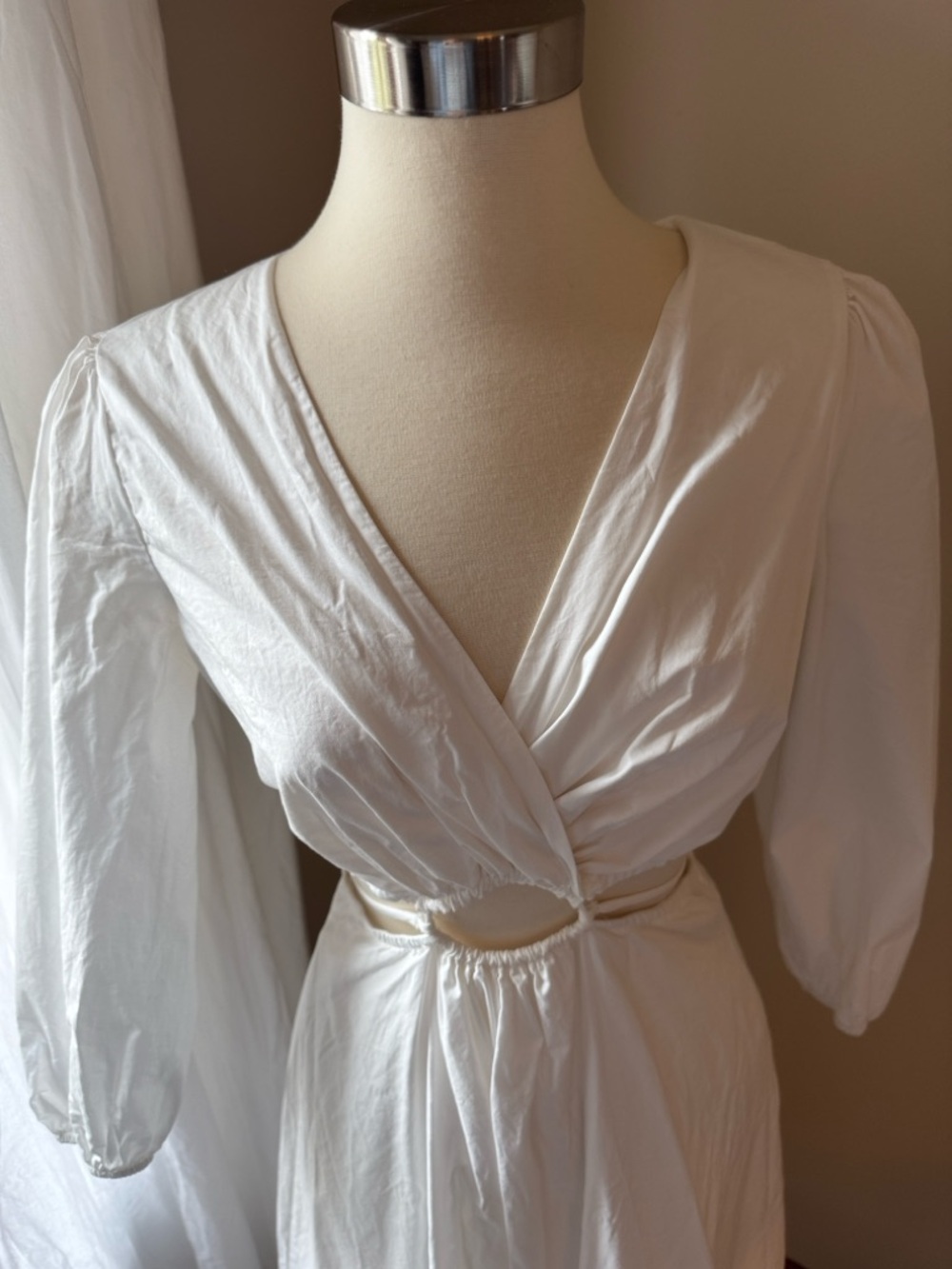 Astr the Label White Cutout Midi Dress with Puff Sleeves - Picture 4 of 5